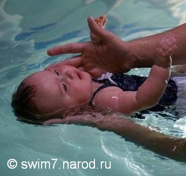 Тренер по плаванию занимается с малышом