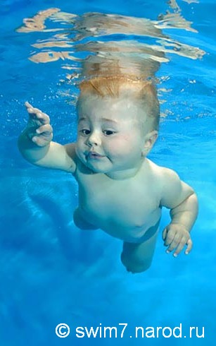 как грудничков  учат плавать