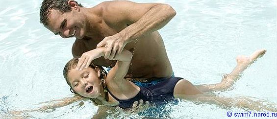 тренер по плаванию обучает девочку