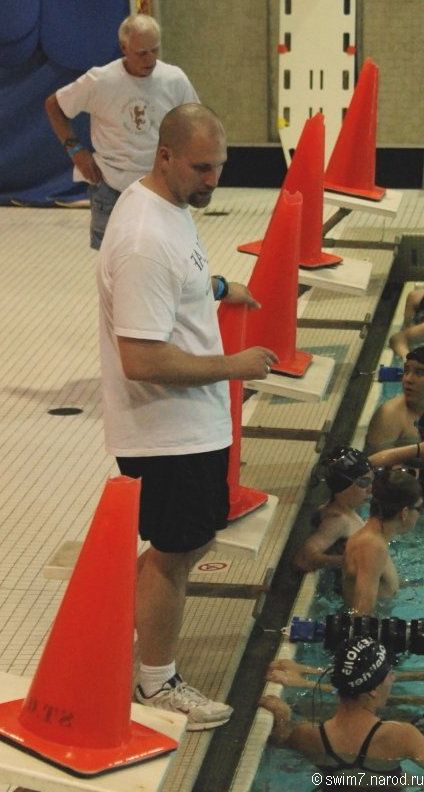 Тренеры обучают подростков Технике Плавания
