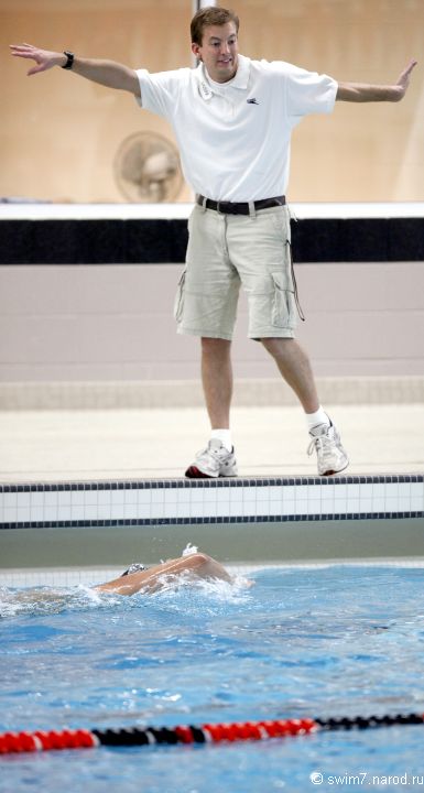 Профессиональный Тренер во время работы в бассейне
