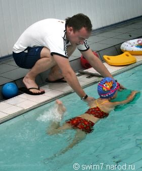 обучение ребёнка тренером при помощи плавательной доски