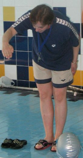 Тренер по плаванию Щербакова Ю.М.  занимается  обучением плаванию детей