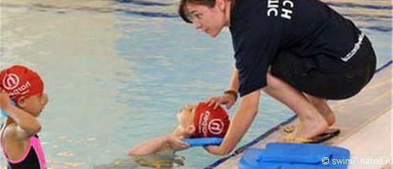 тренер по плаванию обучает  девочек
