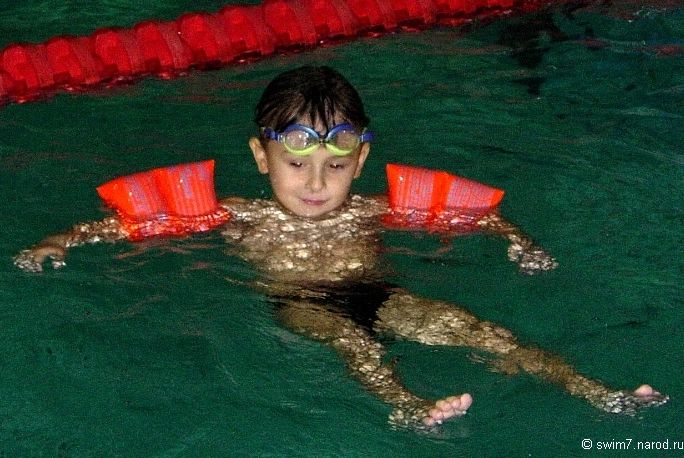 Обучение Плаванию ребёнка в нарукавниках